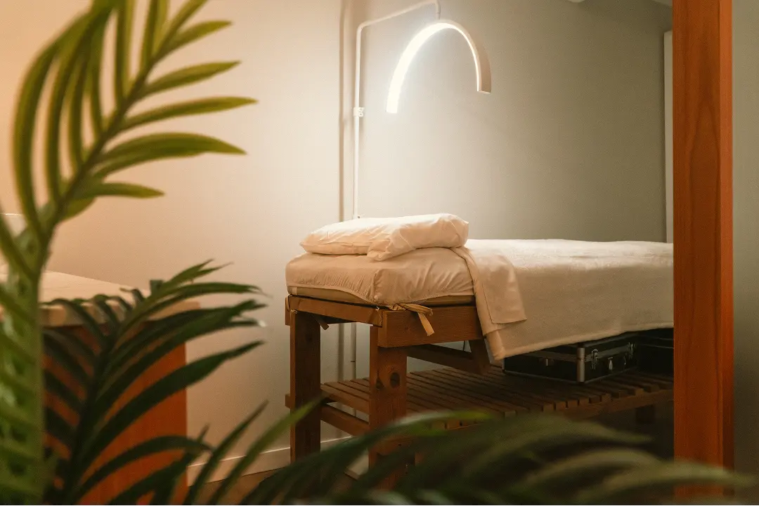 Baño principal con materiales premium