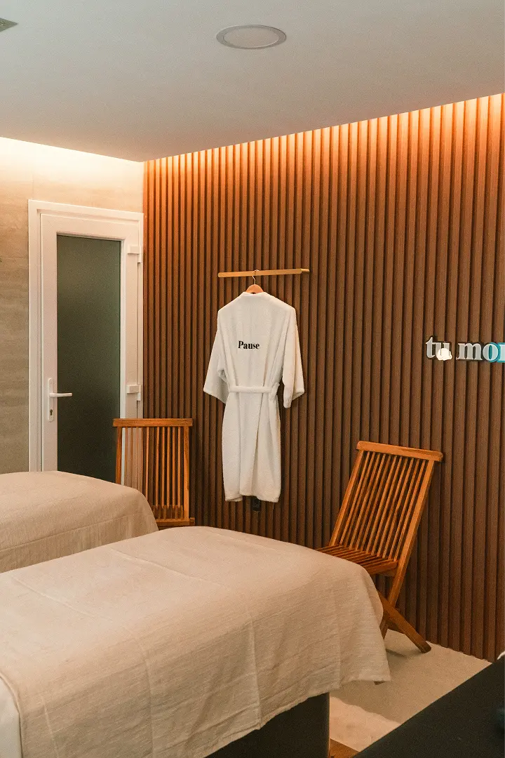 Vista nocturna del living