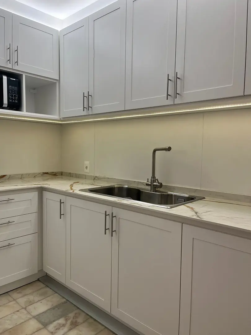 Vista principal del living con diseño cálido