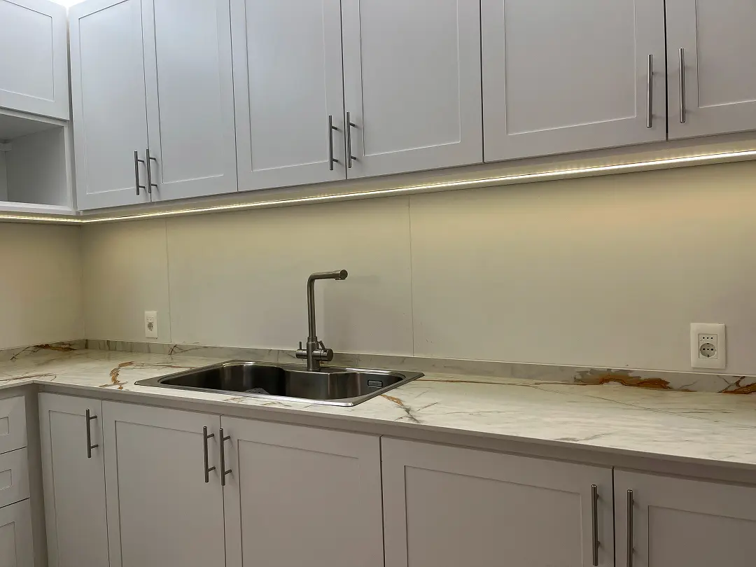 Área de estar con iluminación natural