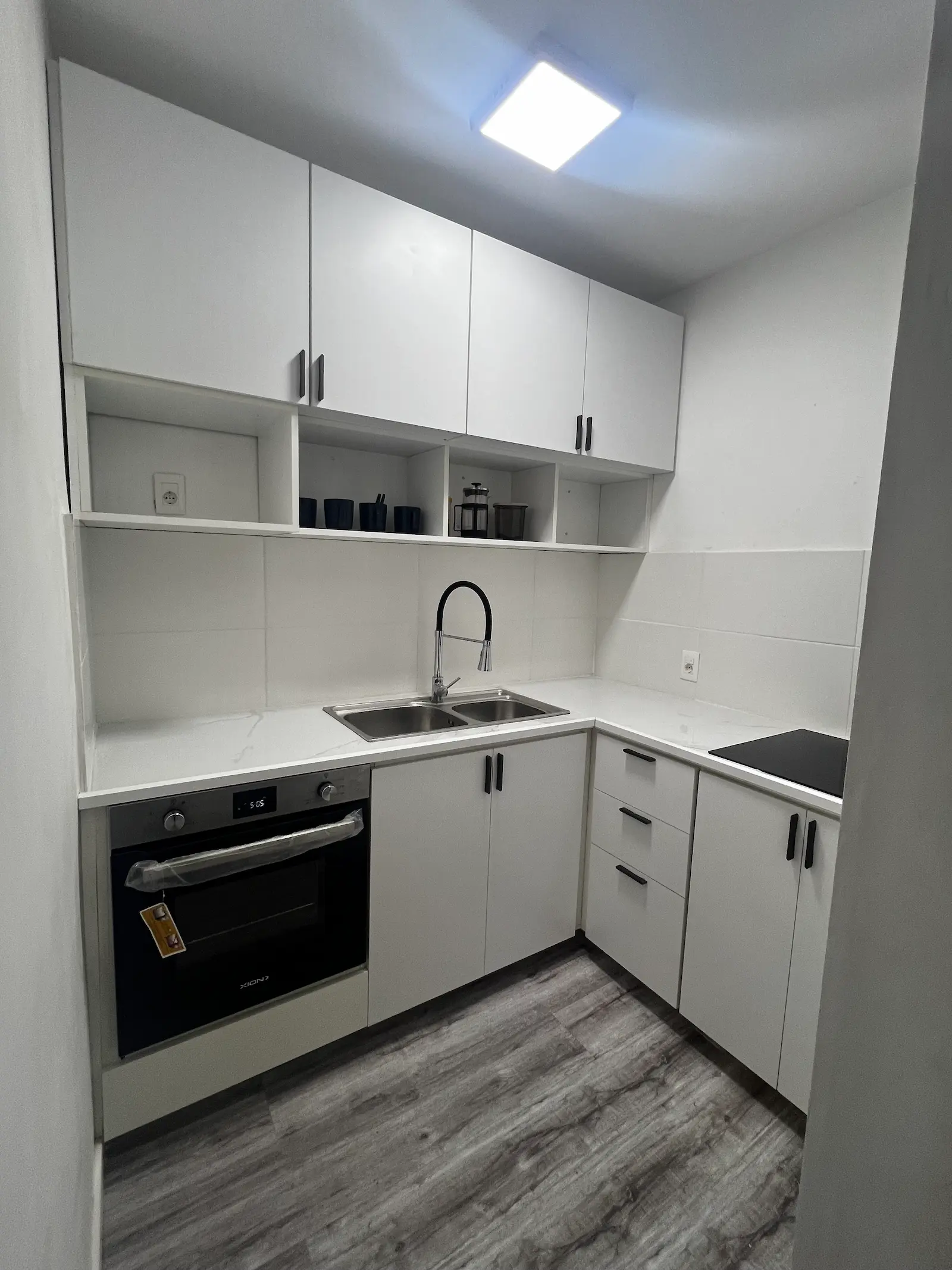 Vista general de la cocina renovada con muebles nuevos