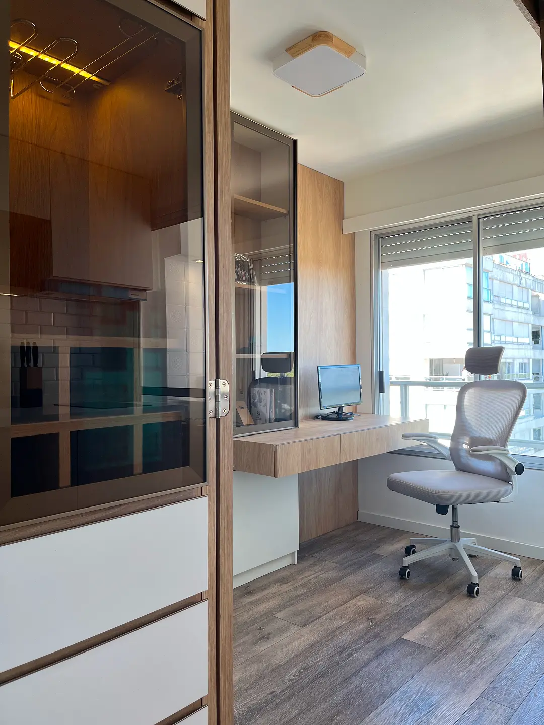 Área de comedor con iluminación natural