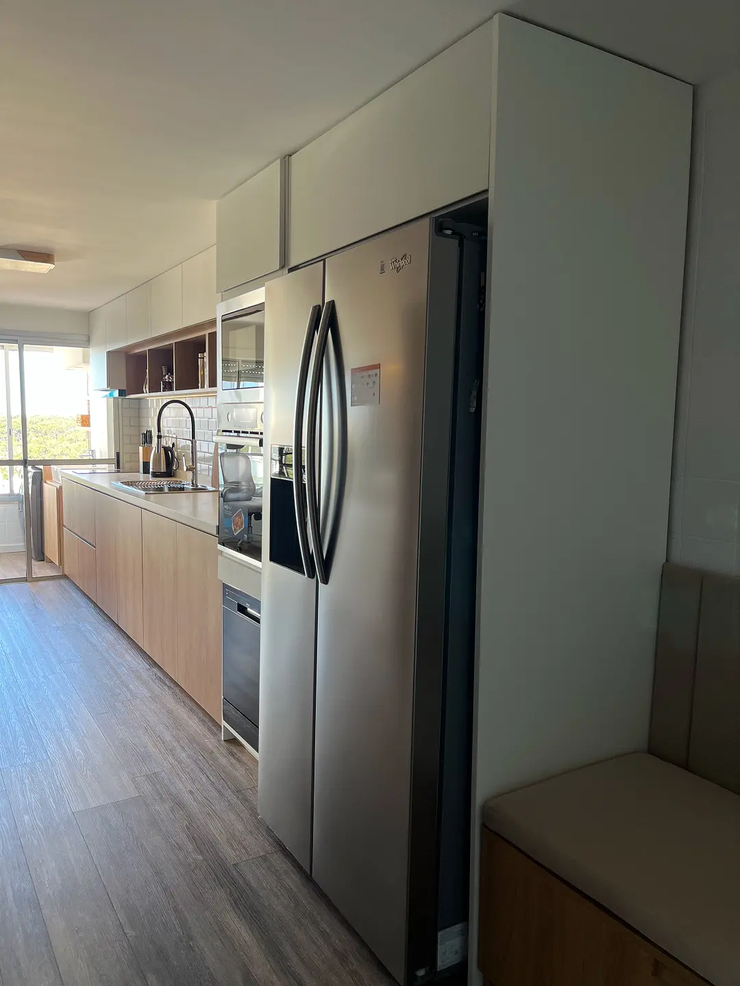 Área de comedor con iluminación natural