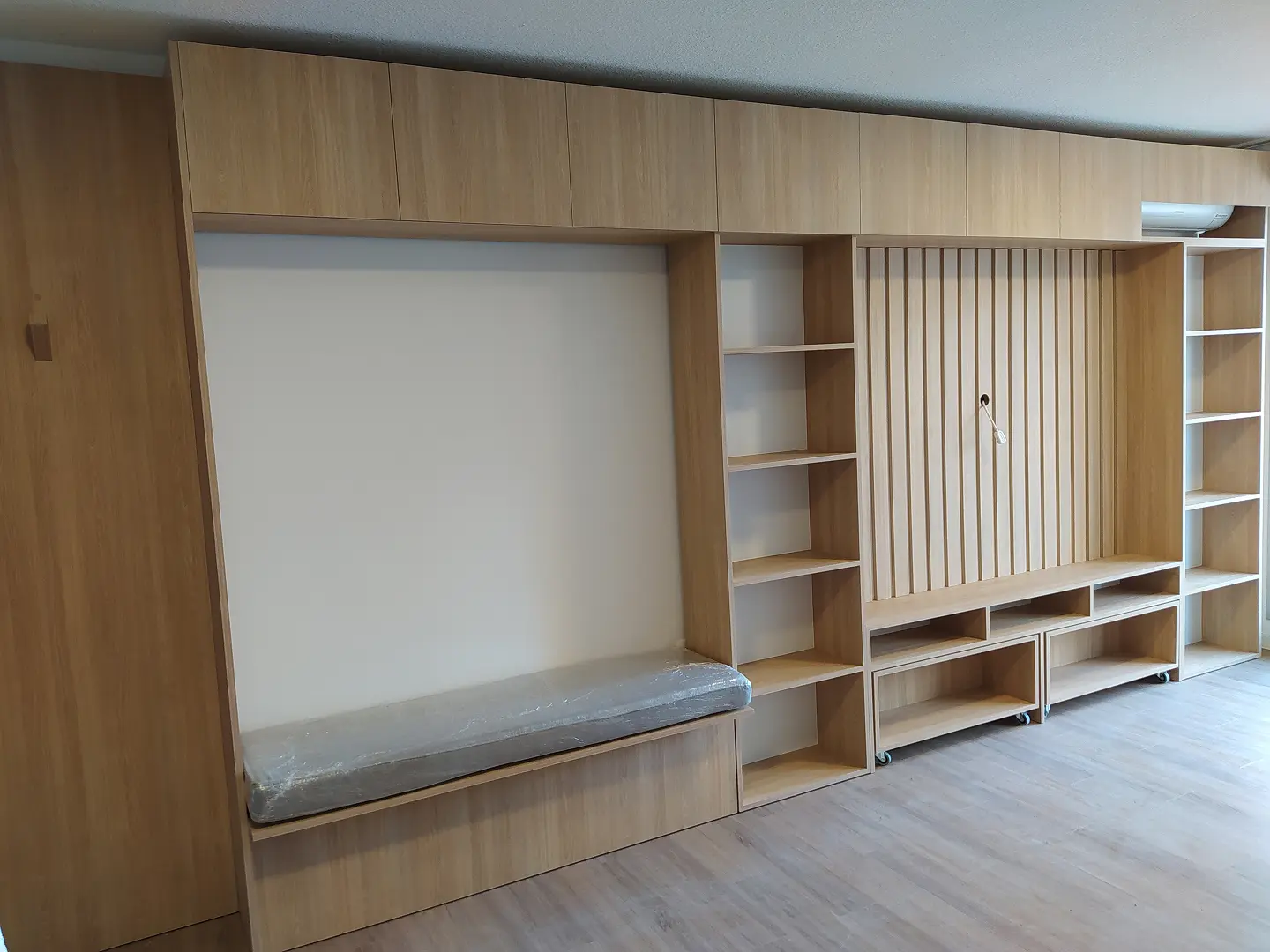 Detalle de mobiliario y decoración