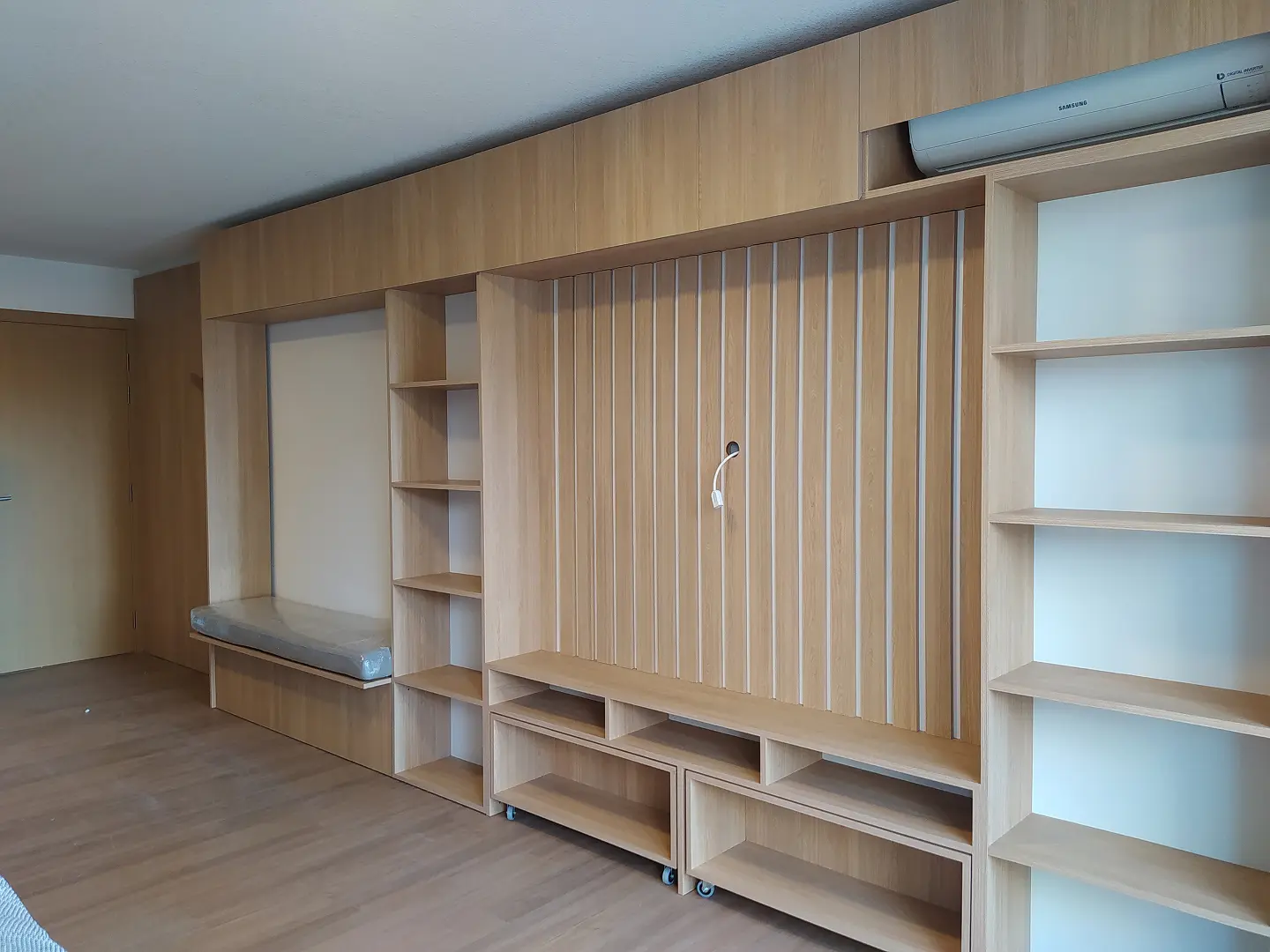 Dormitorio principal con diseño contemporáneo