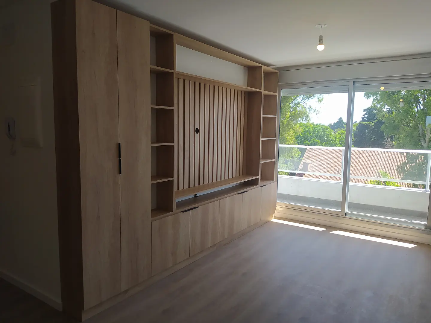 Área de comedor con iluminación natural