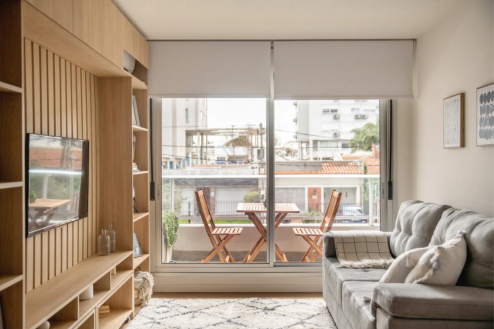 Área de comedor con iluminación natural