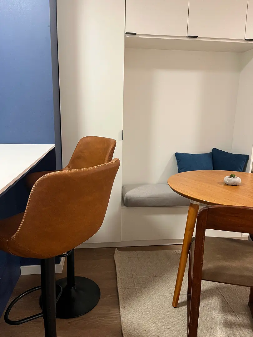 Detalle de mobiliario y decoración