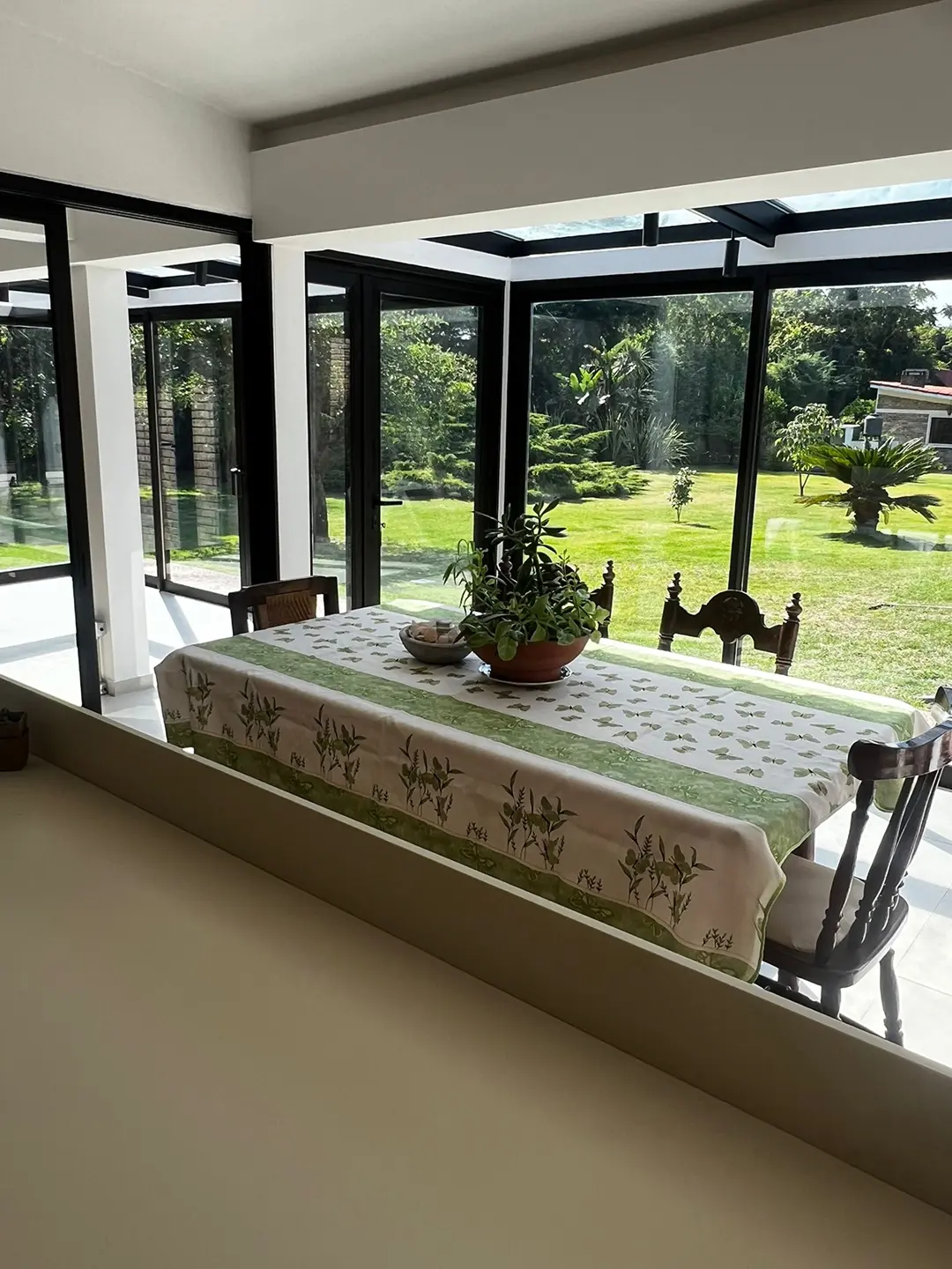 Área de estar con iluminación natural